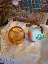 petite carafe pomme limoges et un contenant en verre ambré vintages