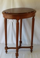 Guéridon ovale en chêne marbre chiné rouge quadripode à entretoise