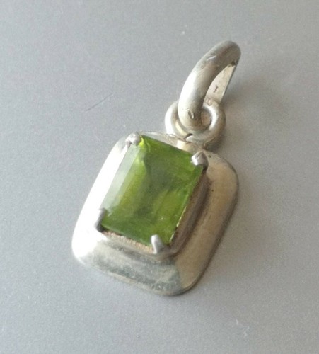 Pendentif péridot sur - pendentif,