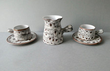 2 tasses, 1 pot à lait, tête