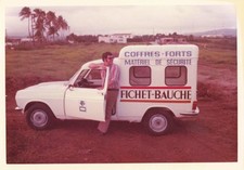 ANCIENNE PHOTOGRAPHIE JEUNE HOMME VOITURE COFFRES FORTS FICHET-BAUCHE