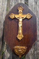 ANCIEN CRUCIFIX AVEC BÉNITIER  SUR PANNEAU DE BOIS  18 x 10,5 x 2.5 cm