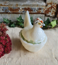 ANCIENNE POULE DANS SON PANIER OPALINE DE FOIRE BLANCHE