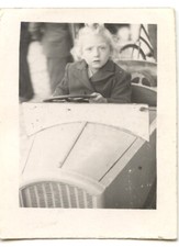Petite fille volant voiture à pédales - photo ancienne amateur an. 1940