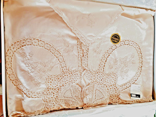 Nappe brodée main 12 - &,