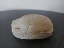 Ancien Scarabée amulette Égyptienne vintage avec hiéroglyphes en pierre