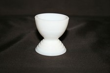 Coquetier ancien en opaline blanche pied tourné