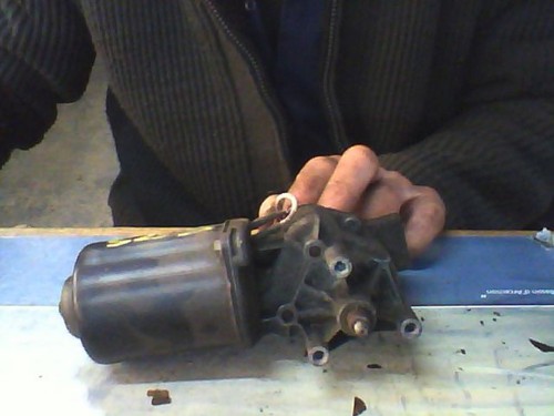 Moteur essuie glace avant
