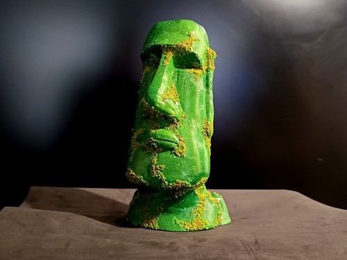 Green moaï sculpture - moaï,