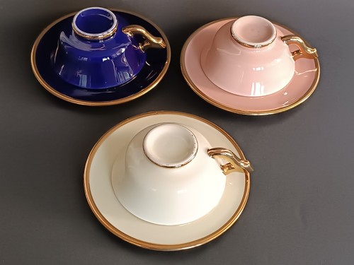 Trois tasses soucoupes - **trois, en