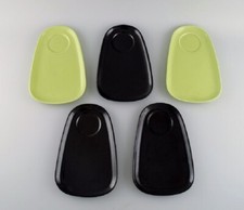 Stig Lindberg pour Gustavsberg. Cinq grandes soucoupes pour tasses / tasses.