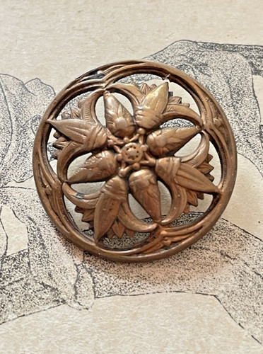 Grand bouton ancien à - ancien,