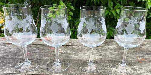 Grands verres vin sur - à,