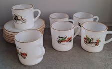 SERVICE DE 6 TASSES AVEC SOUCOUPES - ARCOPAL - VINTAGE - VIEILLES VOITURES /...