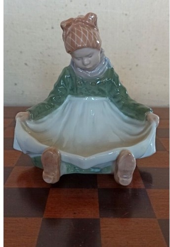 Petite figurine pocelaine - petite, en