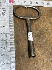 Clé d'horloge pendule remontoir ancien en fer  Cle Carré De 4 mm . Réf. N.12