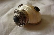 Gros escargot en nacre monté en coffret Tabatière?