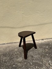 Ancien petit banc de traite tabouret tripode en bois massif Brutaliste Vintage