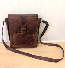 Sac bandoulière vintage cuir brun – artisanat – patiné – 25×20 cm – besace rétro