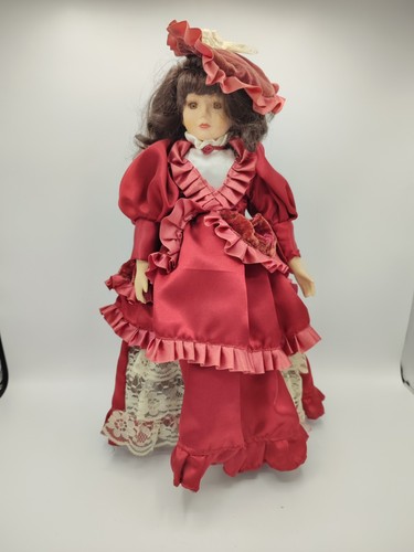 Jolie poupée porcelaine - jolie, en