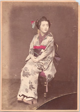 Japon, Femme en costume