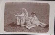 PHOTOGRAPHIE ANCIENNE PETITE FILLE ET SA GROSSE POUPEE-JOLI BERCEAU - PRE
