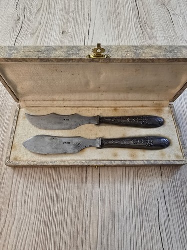 Deux couteaux service a - couteaux,