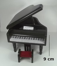 piano à queue en bois laqué