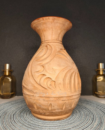 Vase rustique sculpté - , en