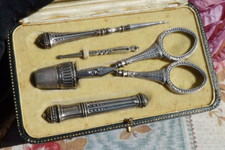 ANCIEN NÉCESSAIRE à COUTURE en ARGENT décor à l'antique dans un écrin