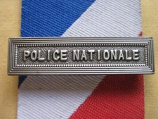 Agrafe  POLICE NATIONALE  en métal argenté  Médaille de la Sécurité Intérieure