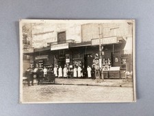 PHOTO Paris ? EPICERIE Triporteur personnel devanture Pompe a essence Réclame