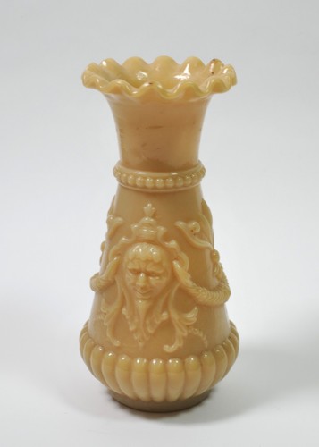 Vase opaline beige - ., ancien.