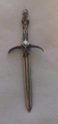 épée pendentif crane - épée,