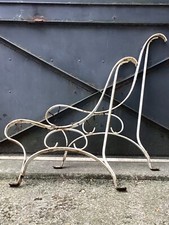 Paire d’anciens pieds de banc de jardin, fer forgé