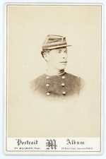 PHOTO CABINET  vers 1870, un militaire pose par Mulnier à Paris