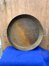 1 très grande Poêle à Paëlla en acier.