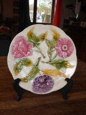 Ancienne assiette Orchies faïence barbotine décor 3 fleurs feuillage 21.5 cm