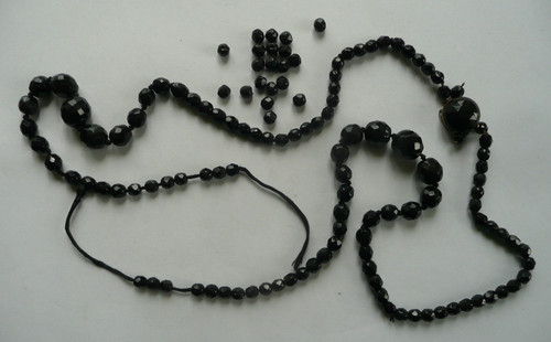 Lot 130 anciennes perles jais