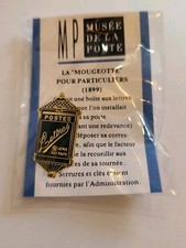 Pin's BOITE AUX LETTRES 1899 Dite LA MOUGEOTTE Signé Musée de la poste