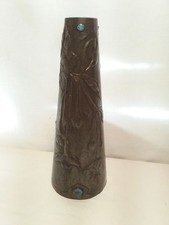 VASE CONIQUE ETAIN REPOUSSE ART NOUVEAU SIGNE CORTES.