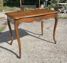 Table d'appoint sculptée en 1900 en bon état. Noyer massif