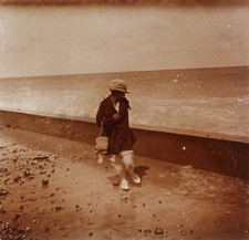 Femme en regardant les vagues de l'océan Atlantique c1920 Photo Stereo Plaque N3