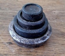 ANCIENNE PILE DE POIDS DE " CHARLEMAGNE " ANGLAISE SERIE DE 4 POIDS 