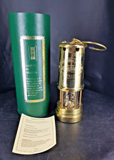 lampe de mineur  numéroté COMPANY WALES U.K.BRITISH A L'HUILE DE PARAFINE