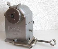 Taille crayon ancien de bureau - Manuel à manivelle - Caran d'Ache 455