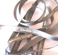 RUBAN - MODELE UNIQUE - TEXTE MESSAGE IMPRIME BLANC S/ RUBAN SATIN GRIS 5m x 8mm