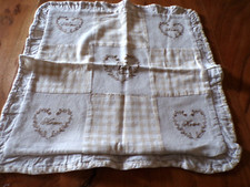 Housse de coussin coton beige avec volant et cœurs " Home "