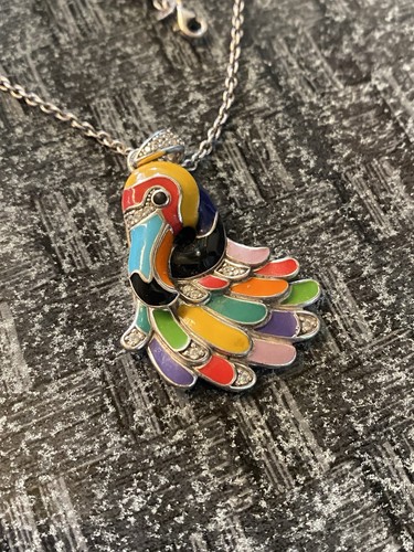 Una storia collier avec - una,