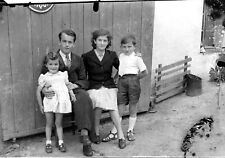 Portrait famille parents enfants porte grange - ancien négatif photo an. 1940